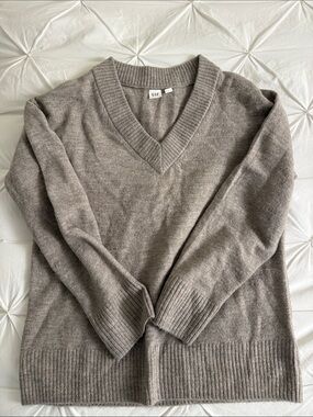 GAP V-Neck Sweater in Taupe Gray